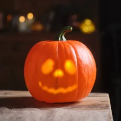 Animierter Halloween-Kürbis mit Ton- und visuellen Effekten