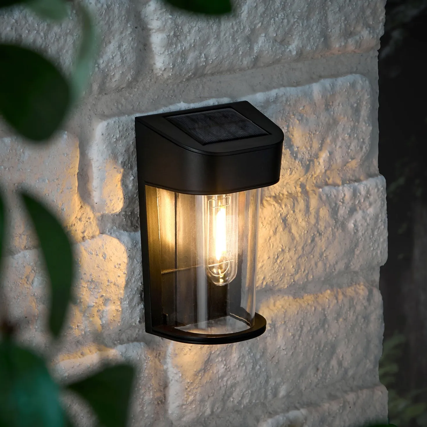 Audley Schwarze Mini Solar-Wandleuchte mit warmweißer LED