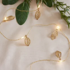 Batteriebetriebene 20er Mikro-LED-Lichterkette mit goldenen Blättern in Warmweiß
