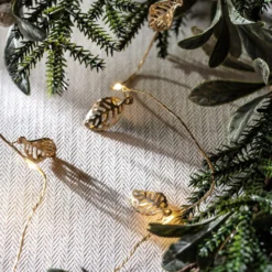 Batteriebetriebene 20er Mikro-LED-Lichterkette mit goldenen Blättern in Warmweiß