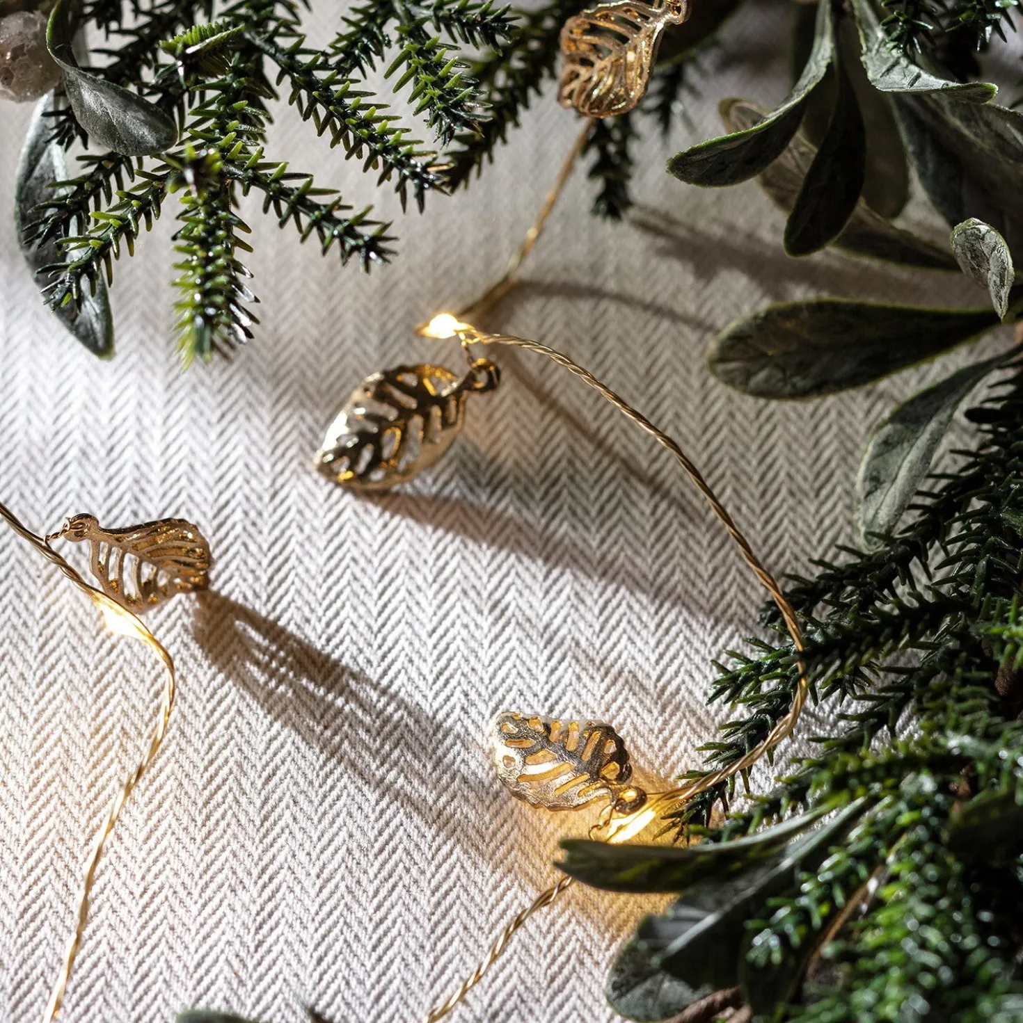 Batteriebetriebene 20er Mikro-LED-Lichterkette mit goldenen Blättern in Warmweiß