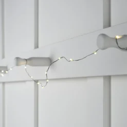 Batteriebetriebene 50er Mikro-LED-Lichterkette mit grünem Draht in Warmweiß für Innen & Außen