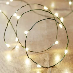 Batteriebetriebene 50er Mikro-LED-Lichterkette mit grünem Draht in Warmweiß für Innen & Außen