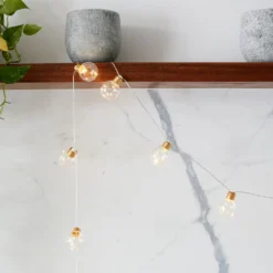 Batteriebetriebene 10er Mikro-LED-Glühbirnenlichterkette in Kupferfarben