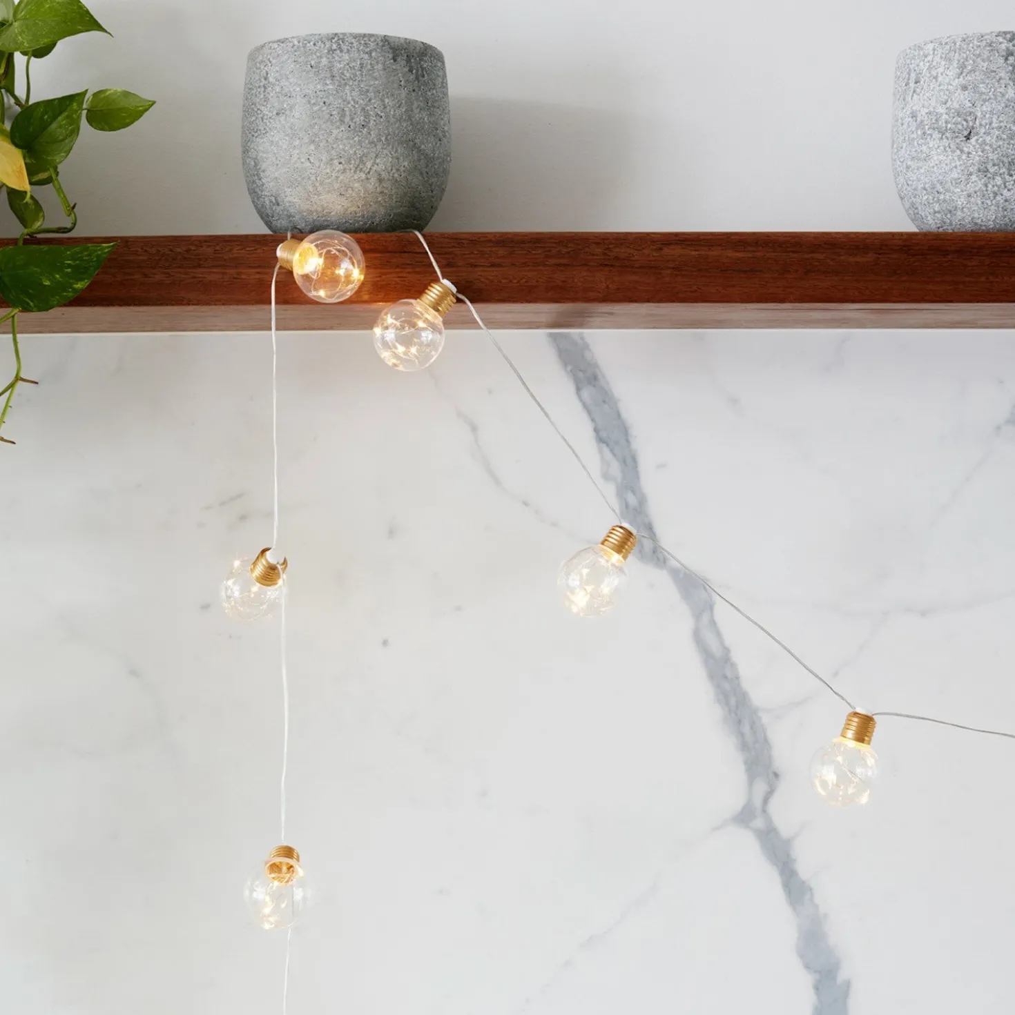 Batteriebetriebene 10er Mikro-LED-Glühbirnenlichterkette in Kupferfarben
