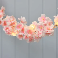 Batteriebetriebene LED-Blumengirlande mit Timer in Pastellrosa