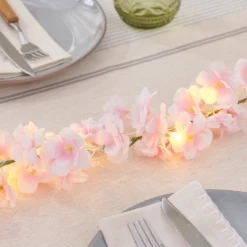 Batteriebetriebene LED-Blumengirlande mit Timer in Pastellrosa