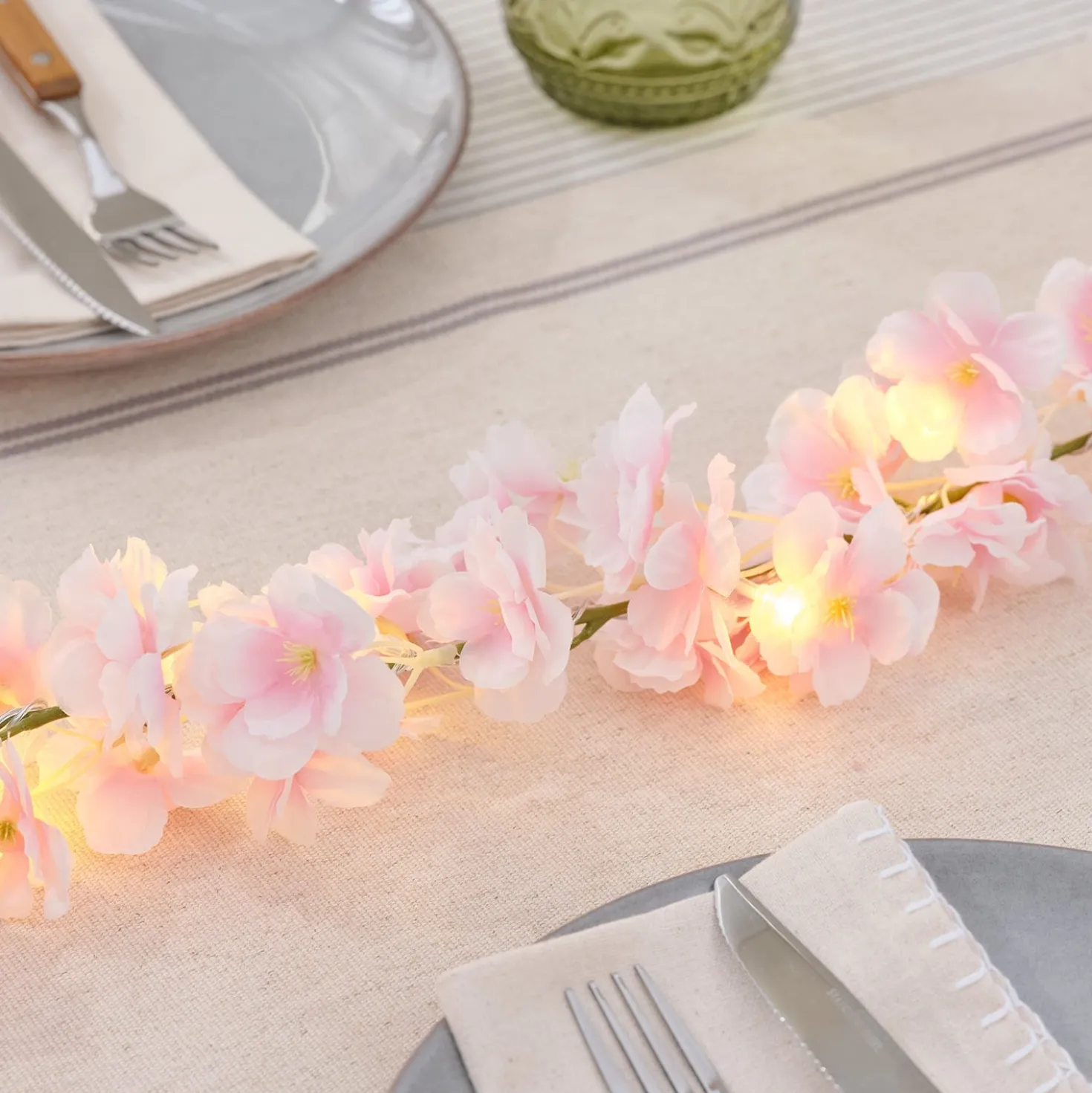 Batteriebetriebene LED-Blumengirlande mit Timer in Pastellrosa