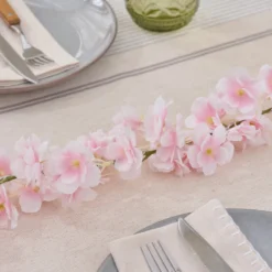 Batteriebetriebene LED-Blumengirlande mit Timer in Pastellrosa