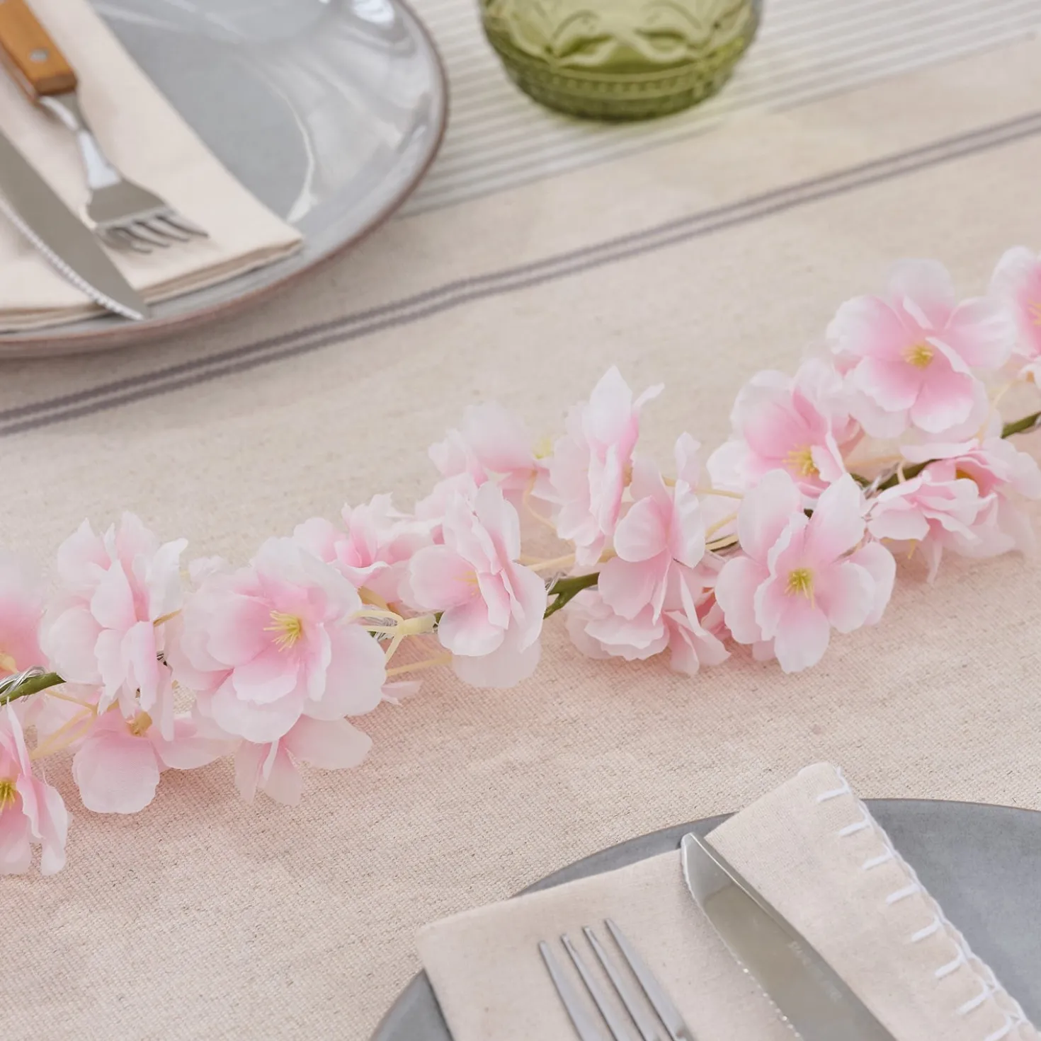 Batteriebetriebene LED-Blumengirlande mit Timer in Pastellrosa
