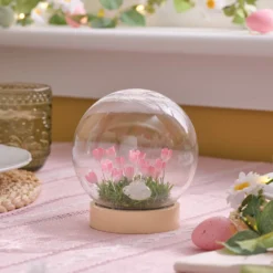 Batteriebetriebene LED-Osterkugel mit Hase & rosa Blumen