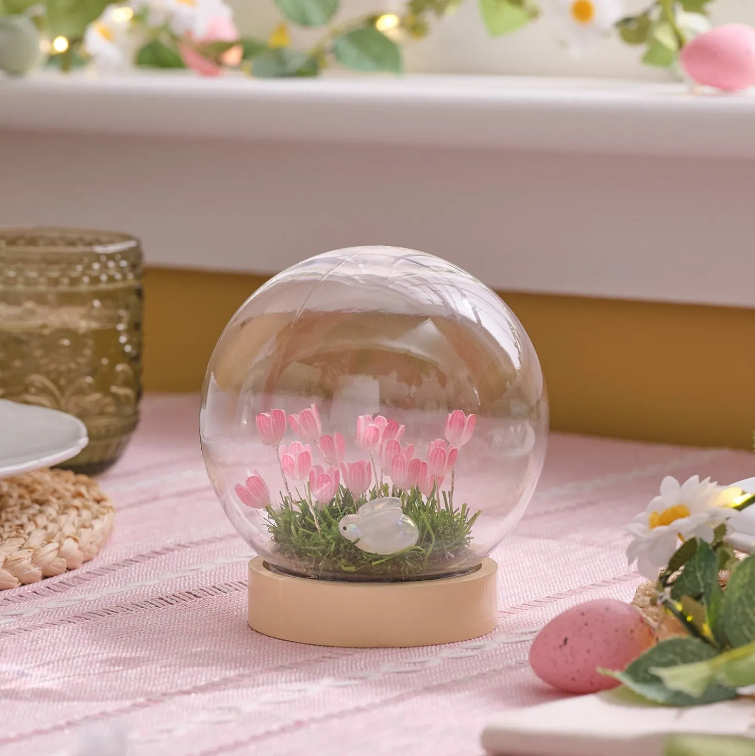 Batteriebetriebene LED-Osterkugel mit Hase & rosa Blumen