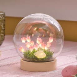 Batteriebetriebene LED-Osterkugel mit Hase & rosa Blumen