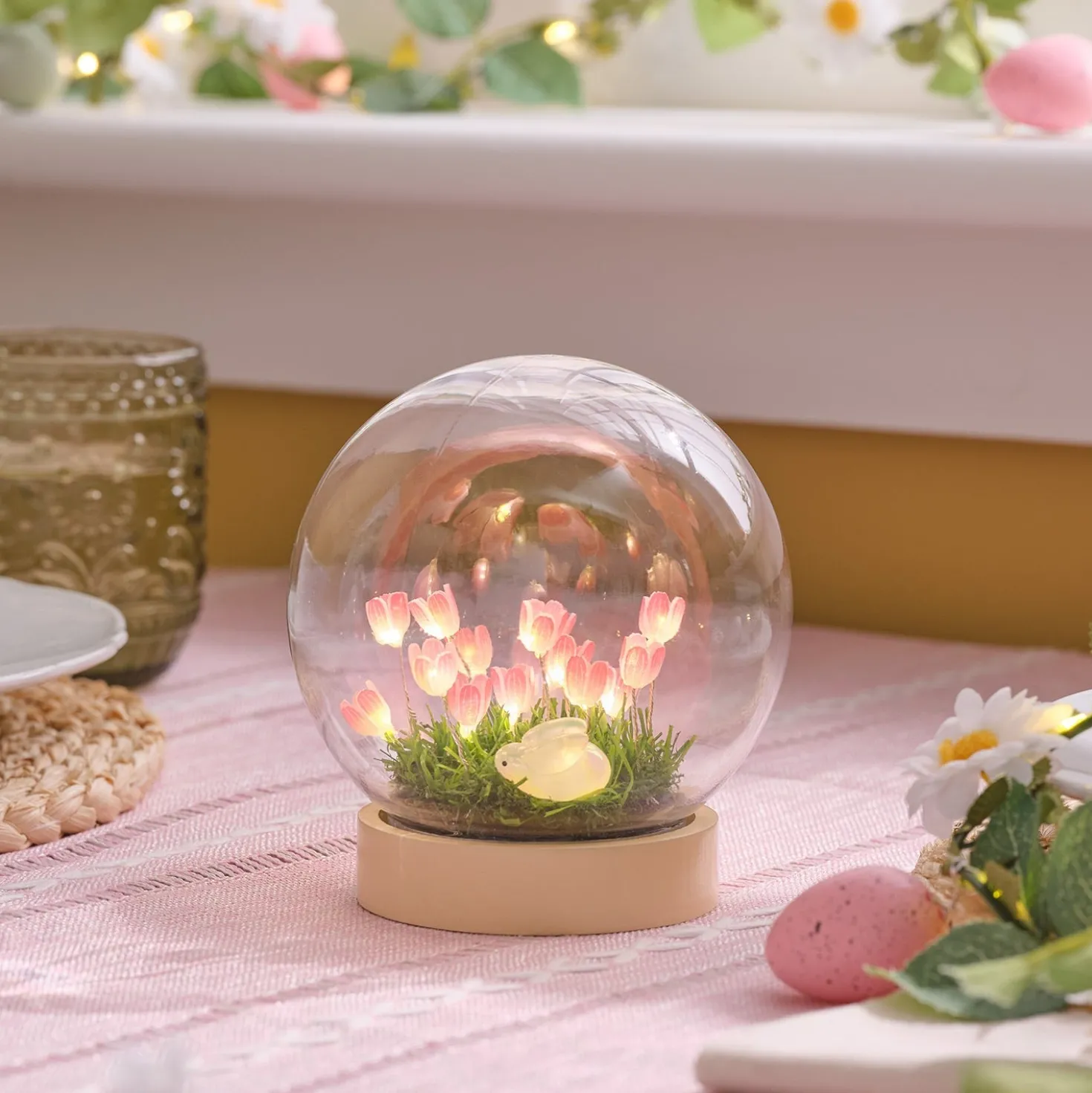 Batteriebetriebene LED-Osterkugel mit Hase & rosa Blumen