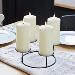 Beleuchteter Weihnachtskranz mit TruGlow® Kerzen, Tannenzapfen und weißen Beeren