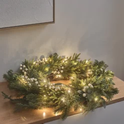 Beleuchteter Weihnachtskranz mit TruGlow® Kerzen, Tannenzapfen und weißen Beeren