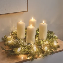 Beleuchteter Weihnachtskranz mit TruGlow® Kerzen, Tannenzapfen und weißen Beeren