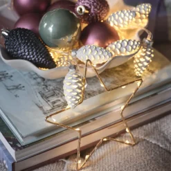 Beleuchteter Weihnachtskranz mit TruGlow® Kerzen, Tannenzapfen und weißen Beeren