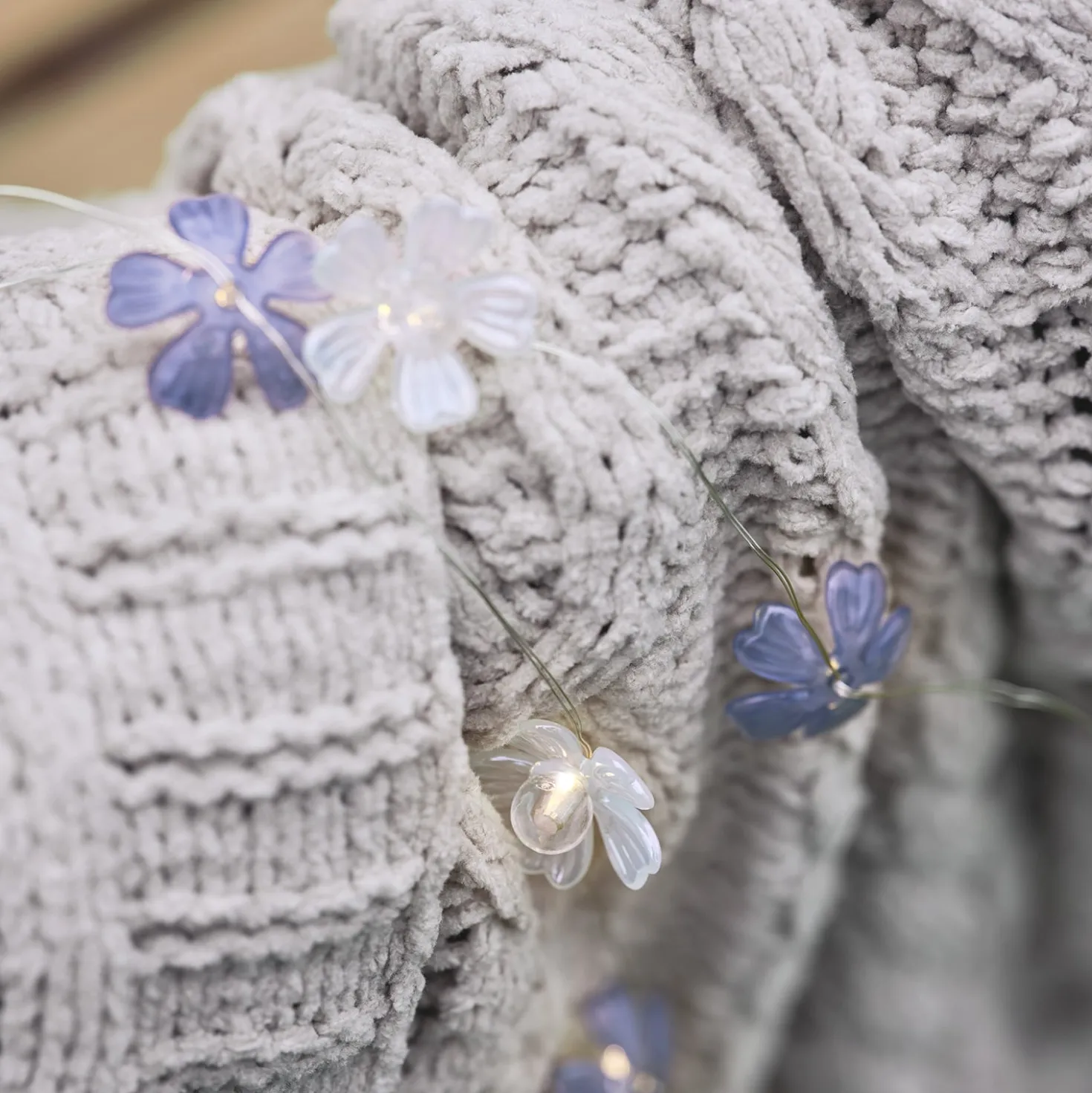 Blaue & weiße Mikro-LED-Blumenlichterkette Warmweiß mit Timer