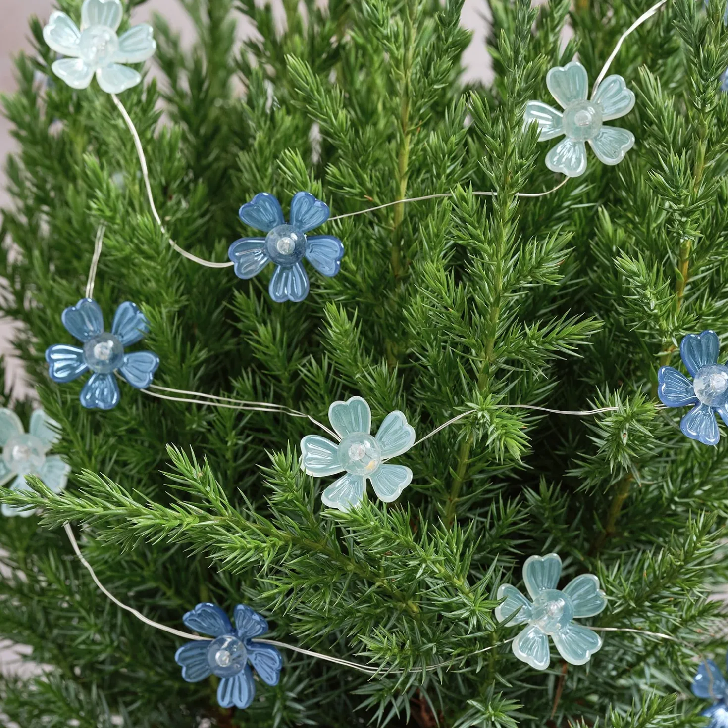 Blaue & weiße Mikro-LED-Blumenlichterkette Warmweiß mit Timer