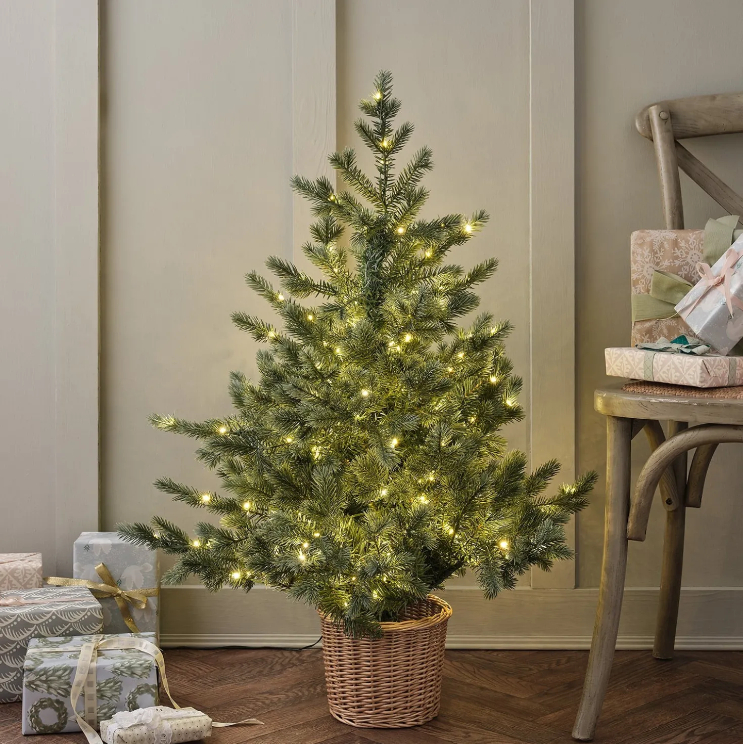 90cm Bicolor Micro LED Weihnachtsbaum im Rattan-Korb