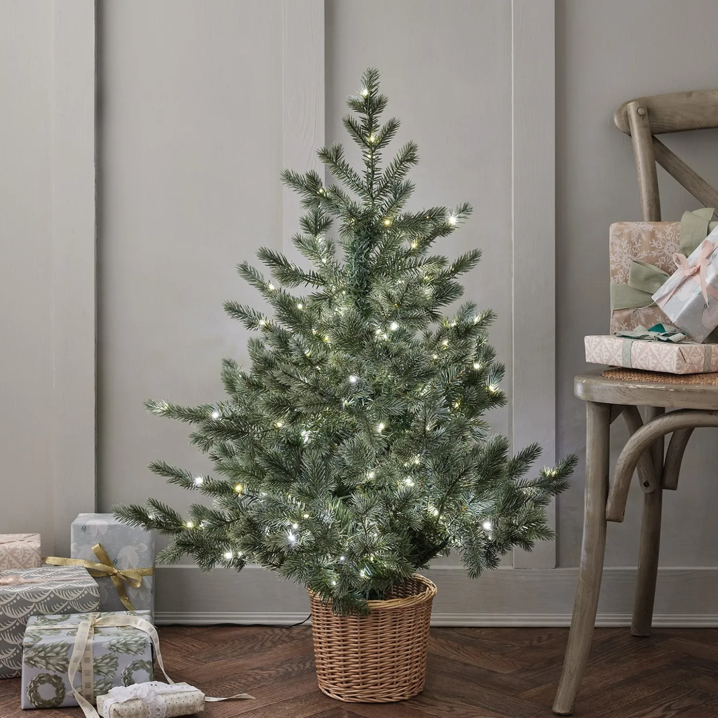 90cm Bicolor Micro LED Weihnachtsbaum im Rattan-Korb