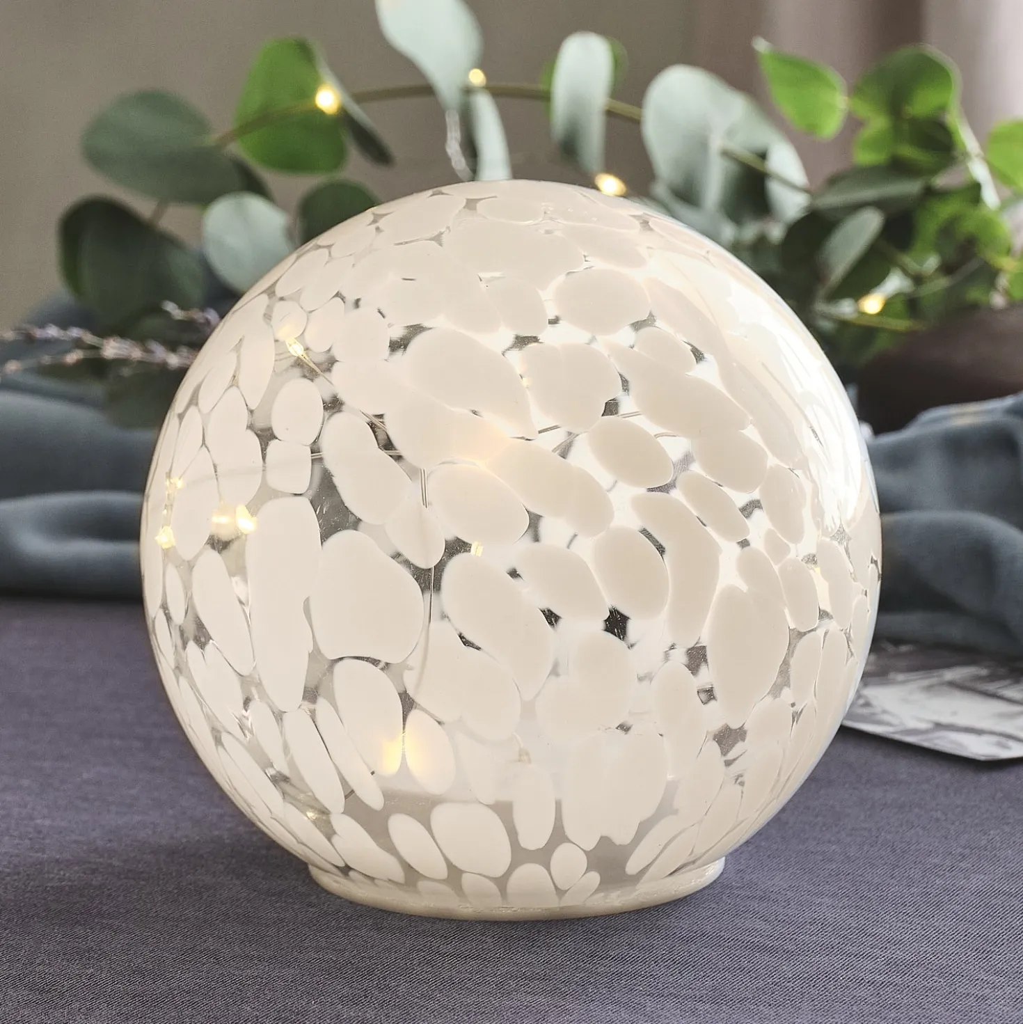 15 cm große LED-Glaskugel mit Timer aus Konfetti-Glas
