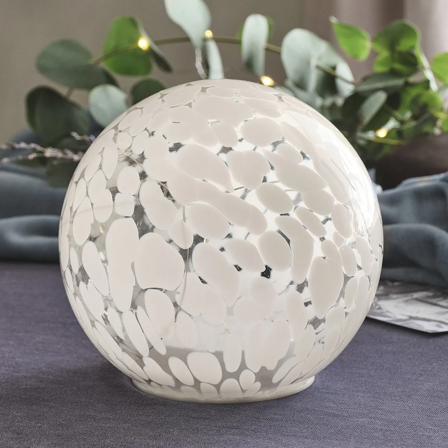 15 cm große LED-Glaskugel mit Timer aus Konfetti-Glas