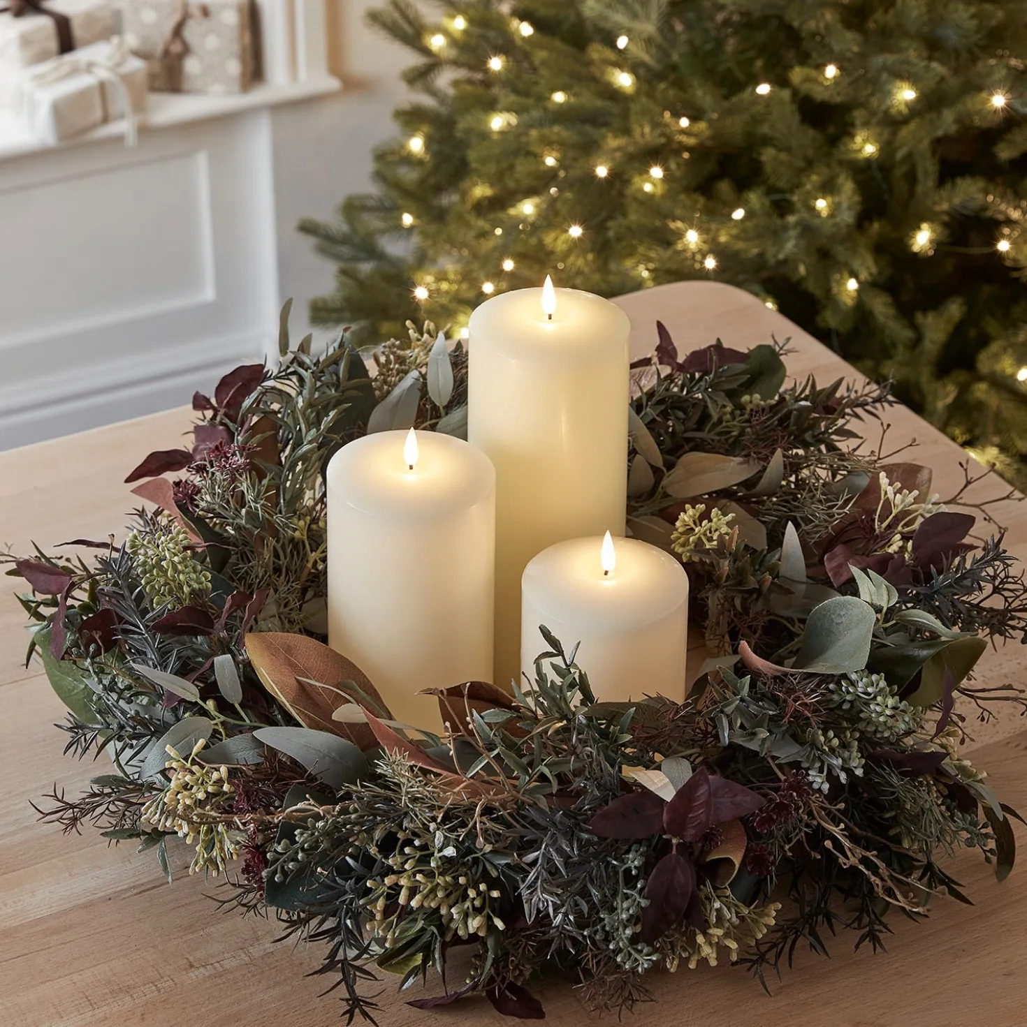 60cm Herbst- und Winterkranz mit Beleuchtung und TruGlow® LED Kerzen