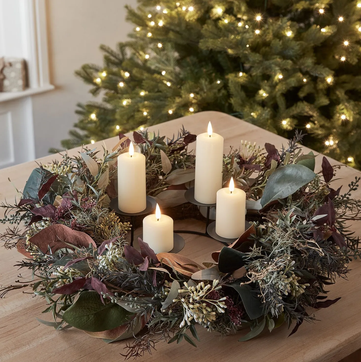 60cm Herbst- und Winterkranz mit Kerzenständer und TruGlow® LED Kerzen