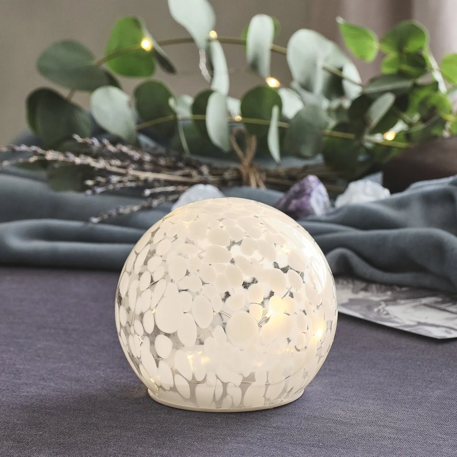 10 cm LED-Glaskugel mit Timer aus Konfettiglas