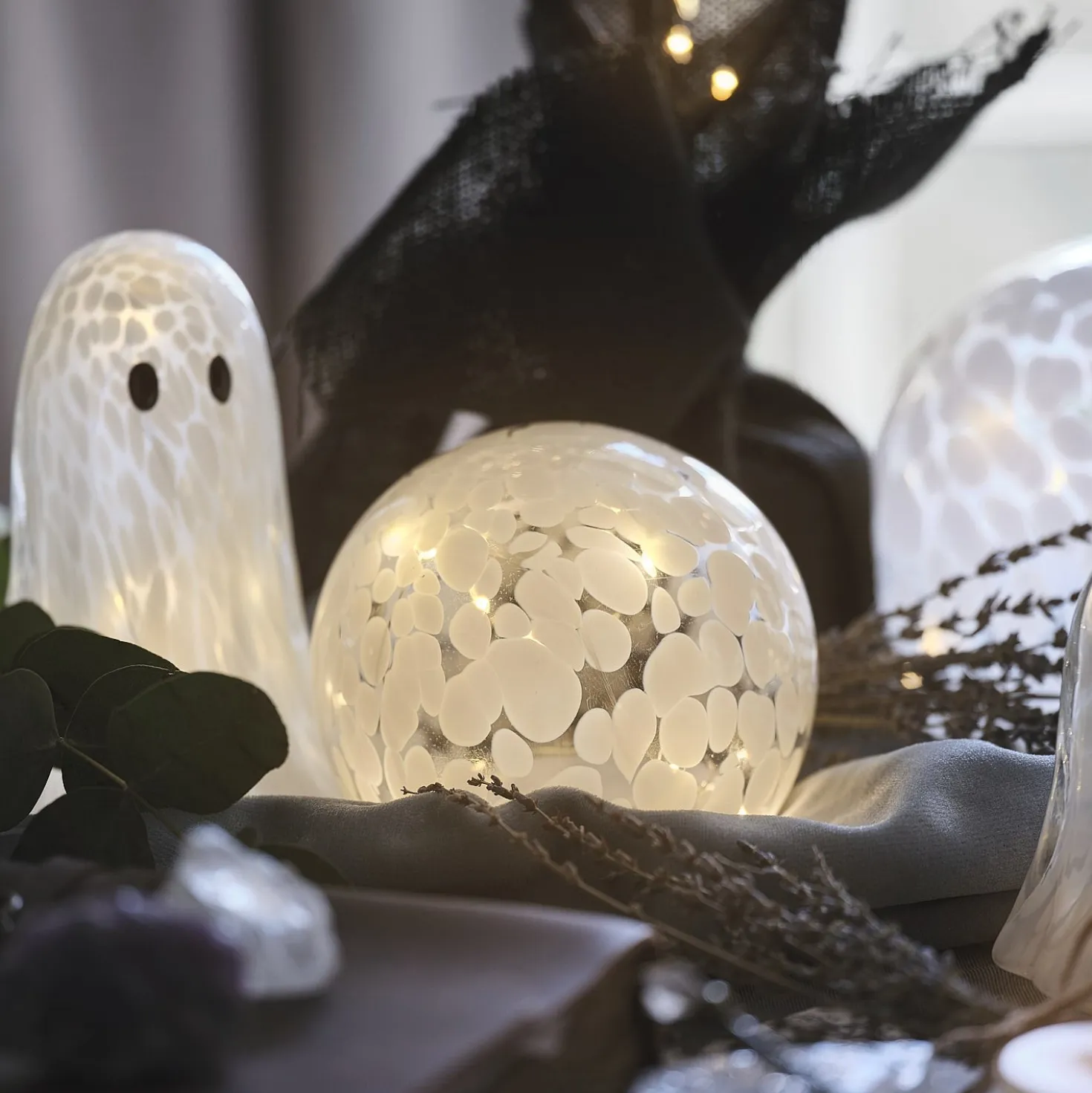 10 cm LED-Glaskugel mit Timer aus Konfettiglas