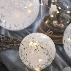 10 cm LED-Glaskugel mit Timer aus Konfettiglas