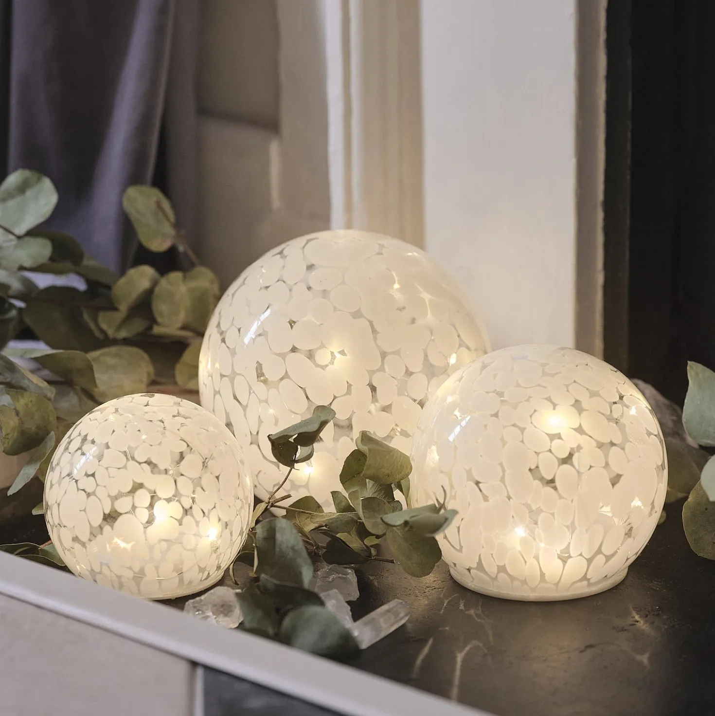 10 cm LED-Glaskugel mit Timer aus Konfettiglas