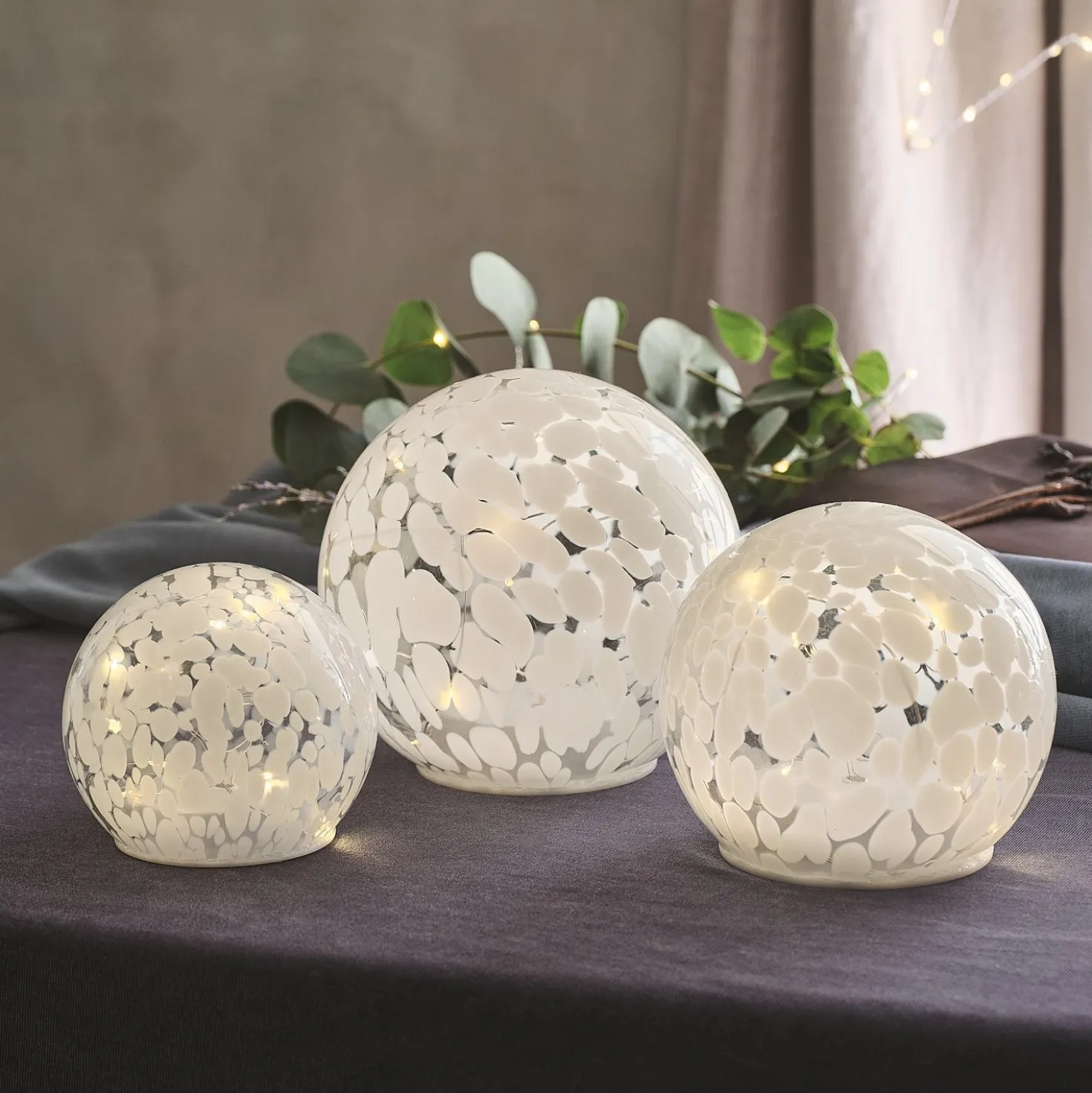 12,5cm LED-Glaskugel mit Timer in Konfetti-Glas