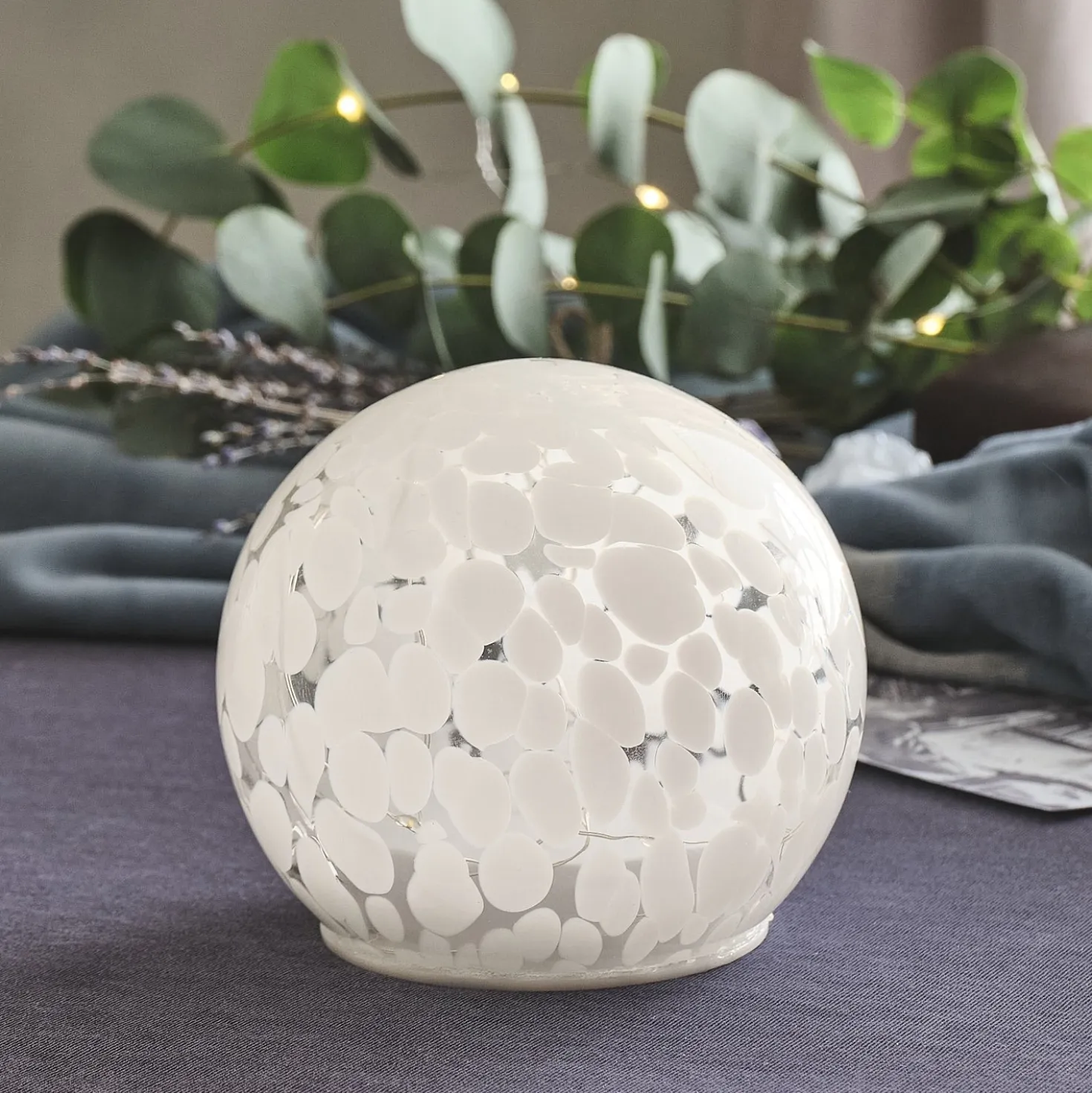 12,5cm LED-Glaskugel mit Timer in Konfetti-Glas