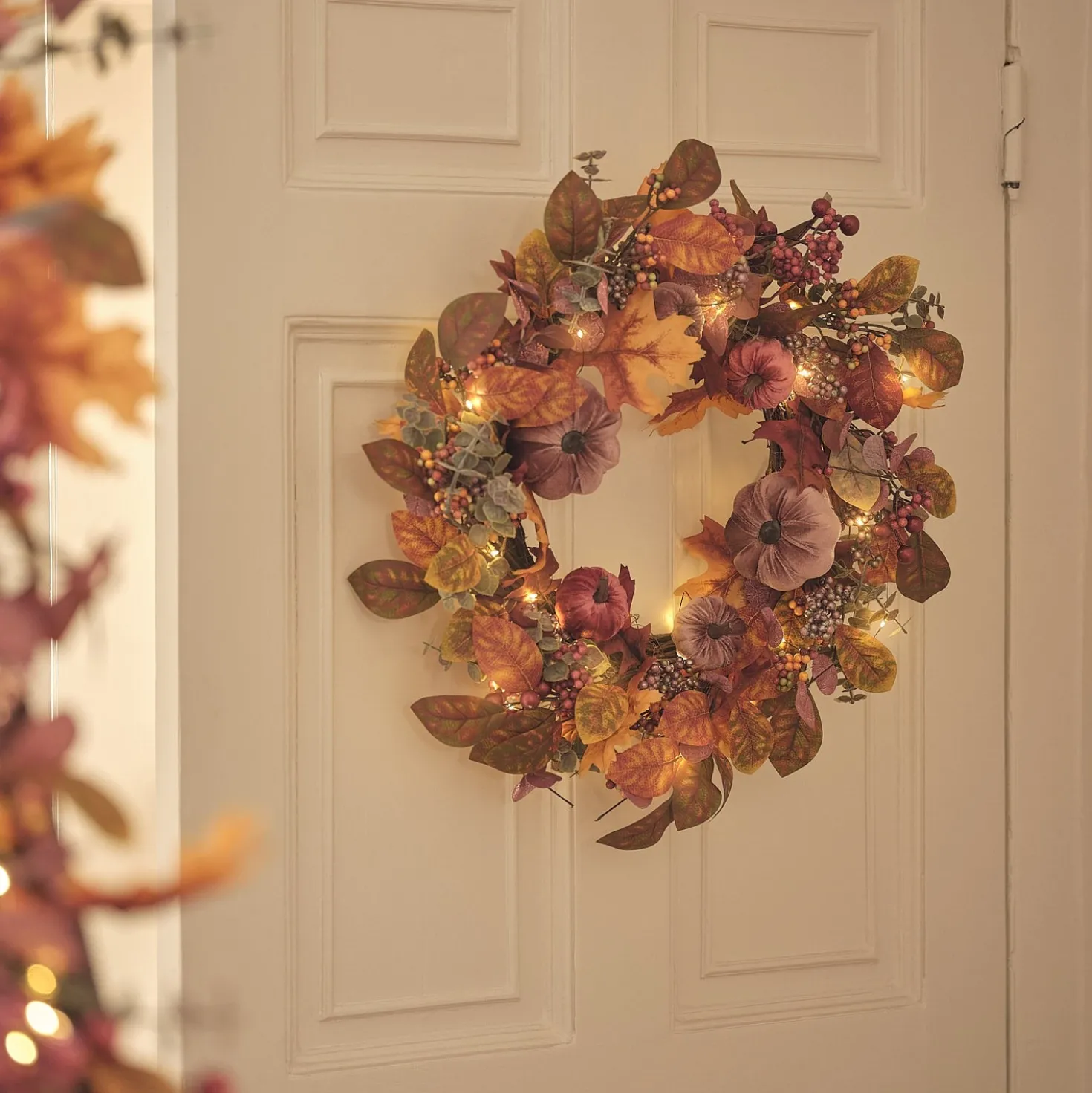 40 cm LED-Herbstkranz mit Samt-Kürbissen in Violett/Grün/Rot/Gelb