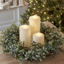 60cm LED Weihnachtskranz Mistelzweig und TruGlow® LED Kerzen Trio Ø 10cm