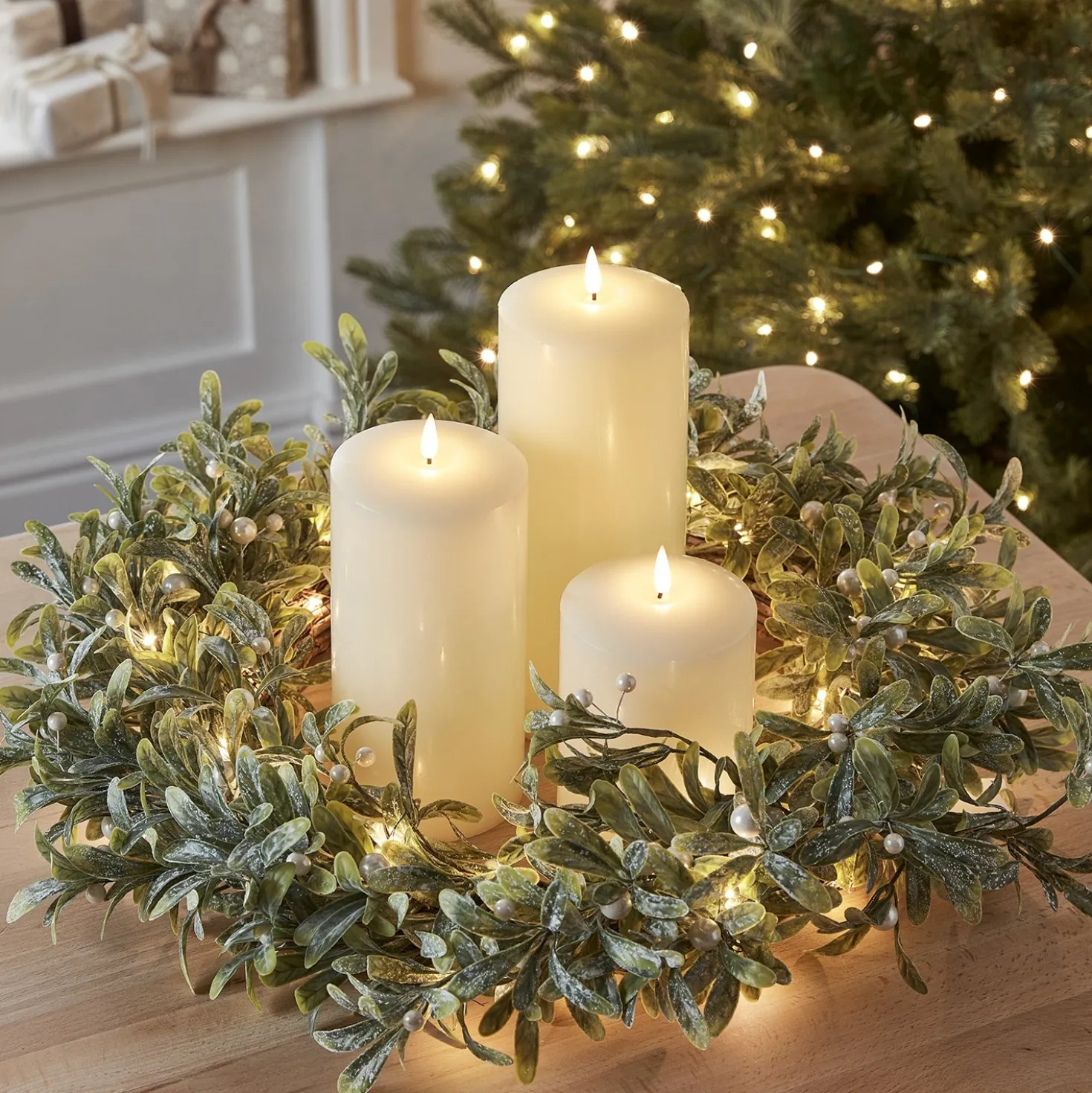 60cm LED Weihnachtskranz Mistelzweig und TruGlow® LED Kerzen Trio Ø 10cm