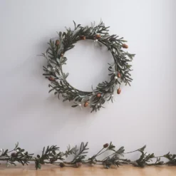40cm Weihnachtskranz Eicheln und weiße Beeren