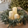 66cm Weihnachtskranz mit Beeren und Tannenzapfen beleuchtet und TruGlow® LED Kerzen