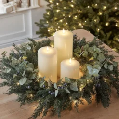 66cm Weihnachtskranz mit Beeren und Tannenzapfen beleuchtet und TruGlow® LED Kerzen