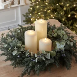 66cm Weihnachtskranz mit Beeren und Tannenzapfen beleuchtet und TruGlow® LED Kerzen