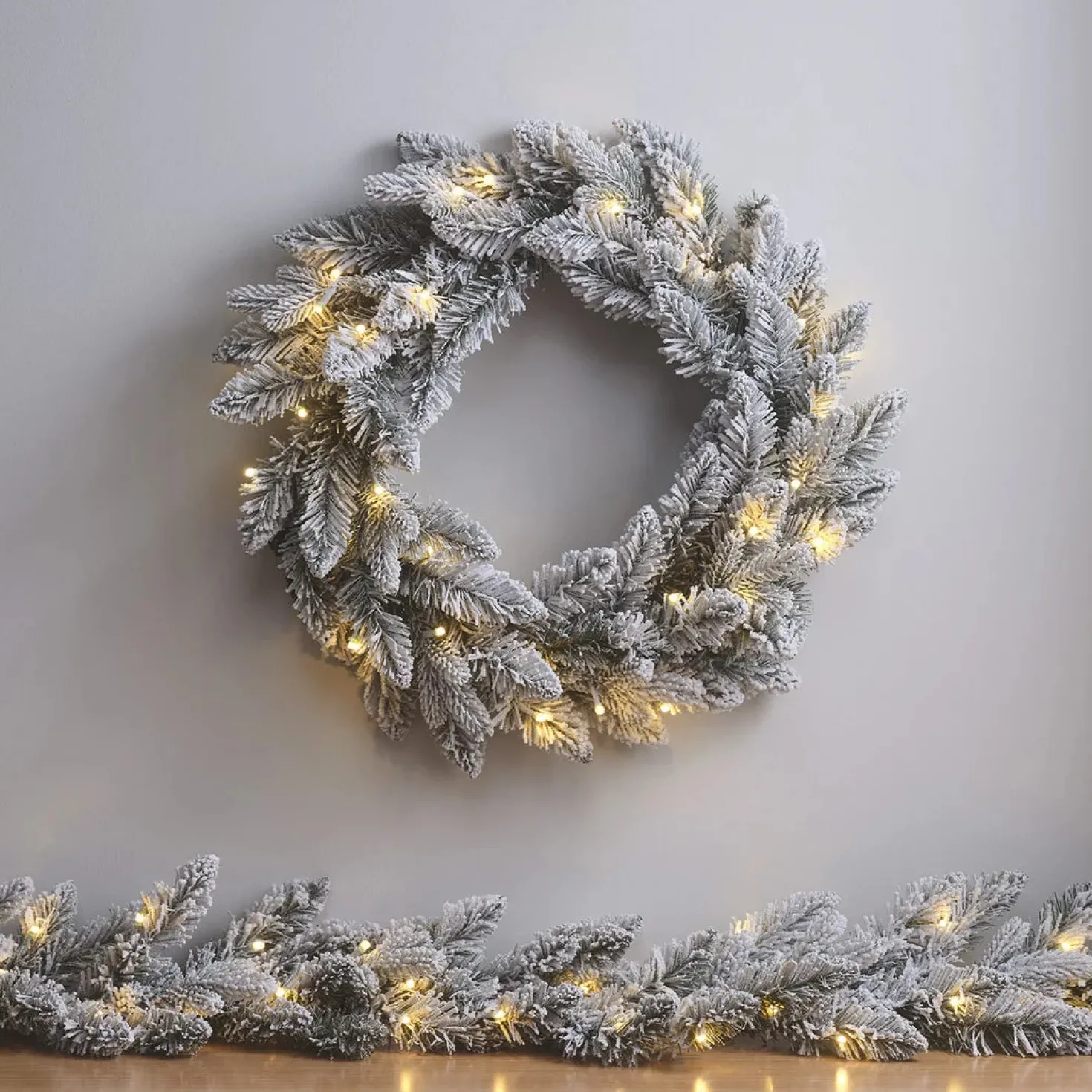 50cm Weihnachtskranz mit Schnee beleuchtet