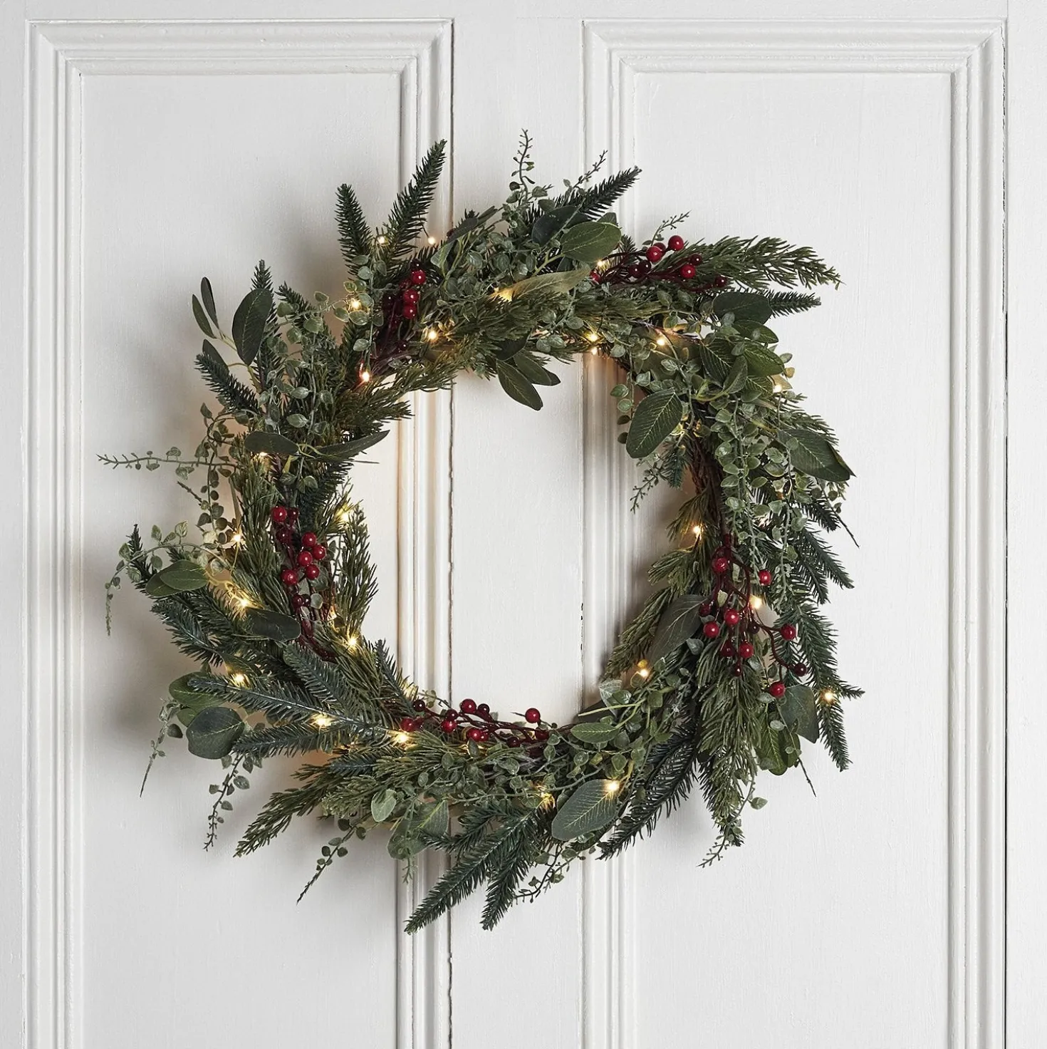 45cm Weihnachtskranz mit Tannenzweigen und roten Beeren