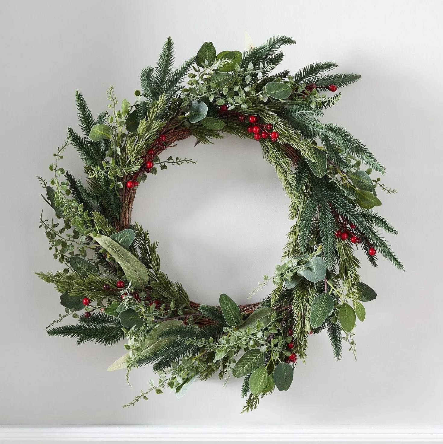 45cm Weihnachtskranz mit Tannenzweigen und roten Beeren