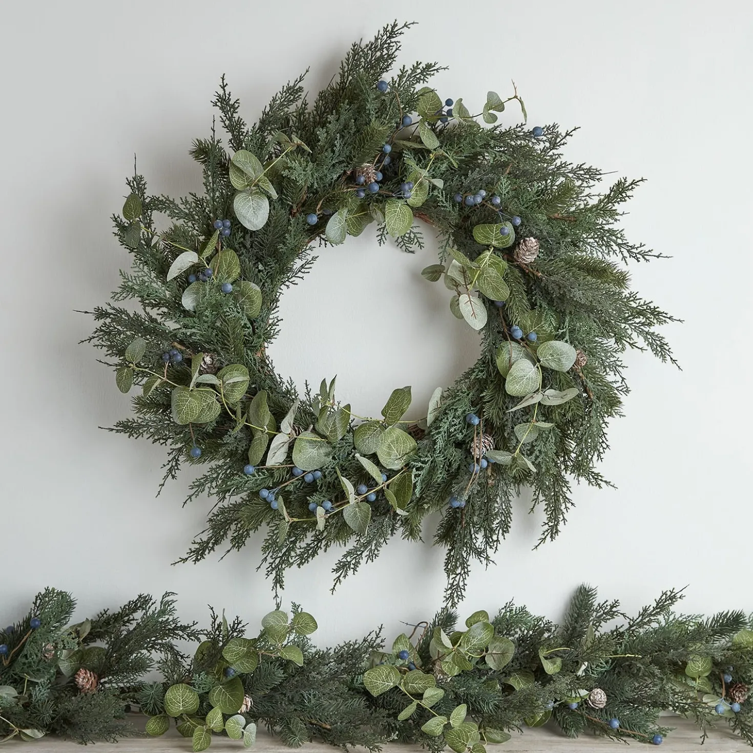 66cm Weihnachtskranz und 2m Weihnachtsgirlande mit Beeren und Tannenzapfen mit Beleuchtung