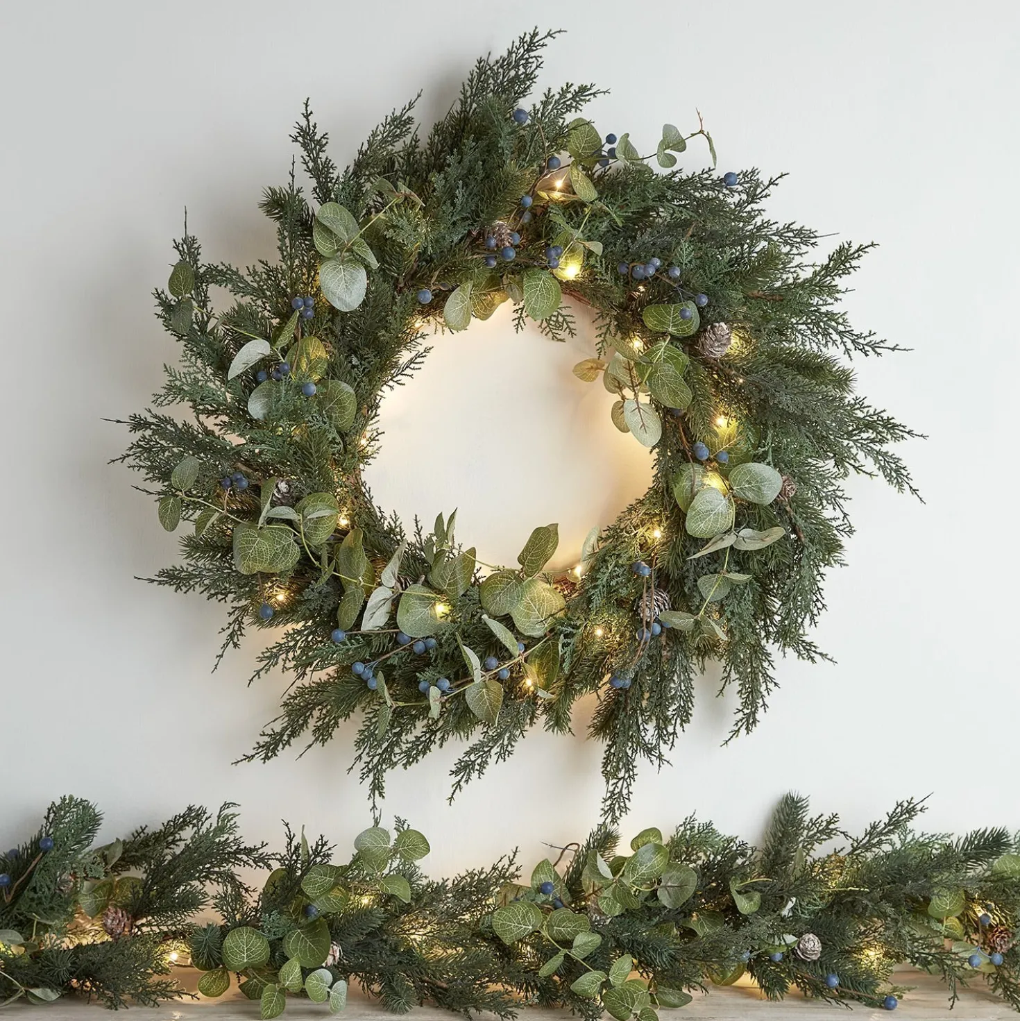 66cm Weihnachtskranz und 2m Weihnachtsgirlande mit Beeren und Tannenzapfen mit Beleuchtung