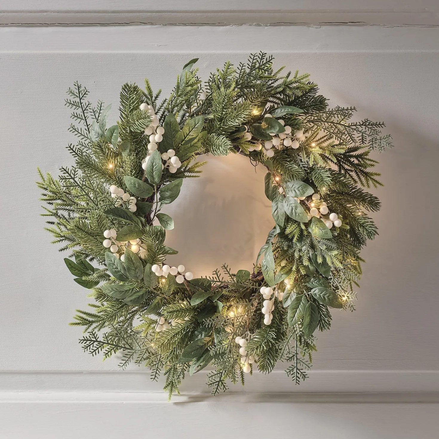 50cm Weihnachtskranz weiße Beeren mit Beleuchtung