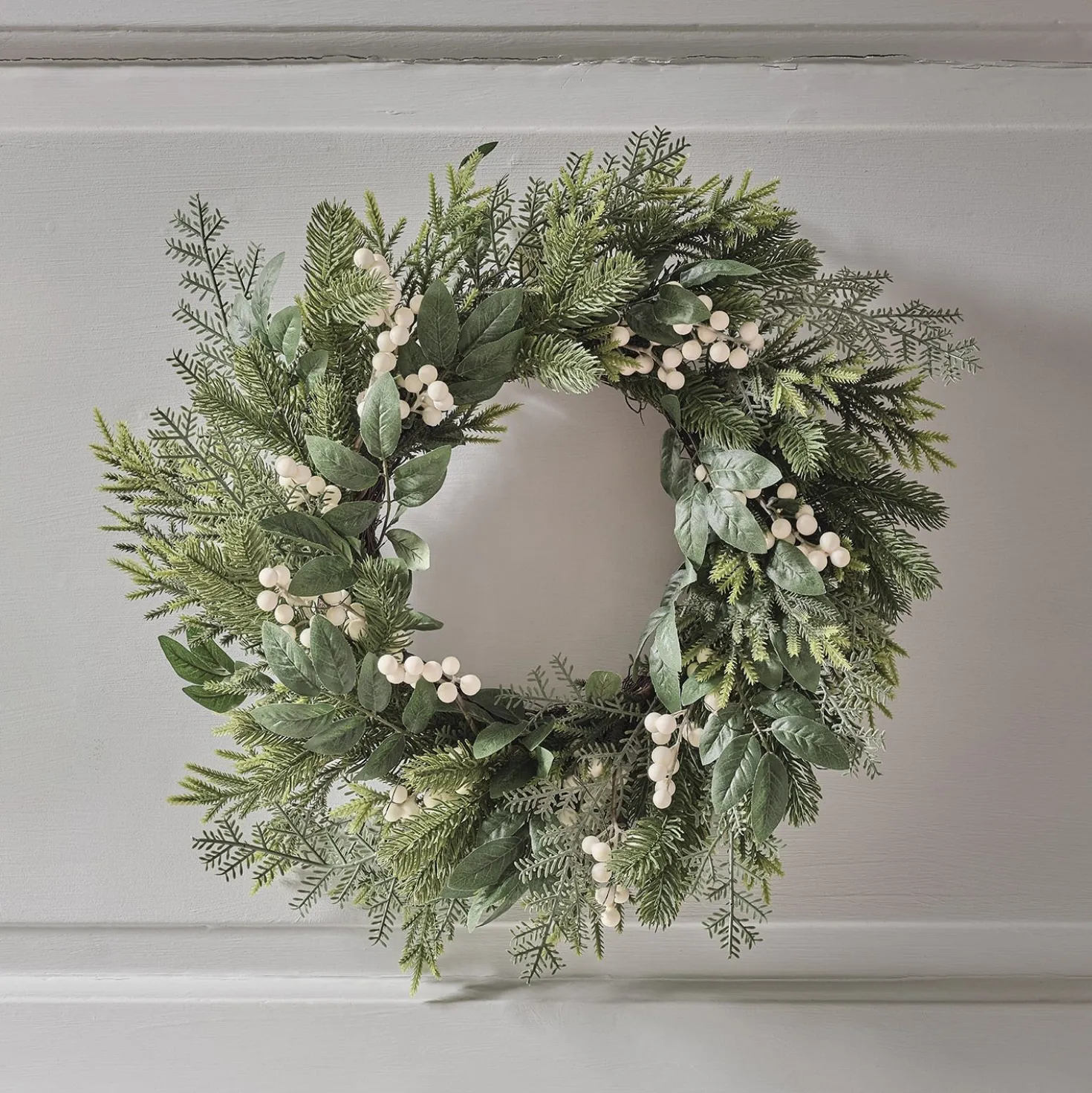 50cm Weihnachtskranz weiße Beeren mit Beleuchtung